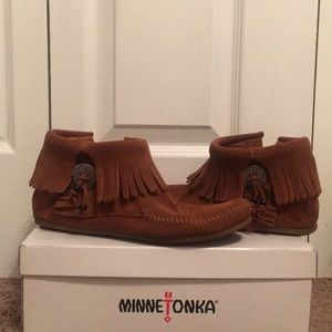 WOMEN'S CONCHO FEATHER BOOT